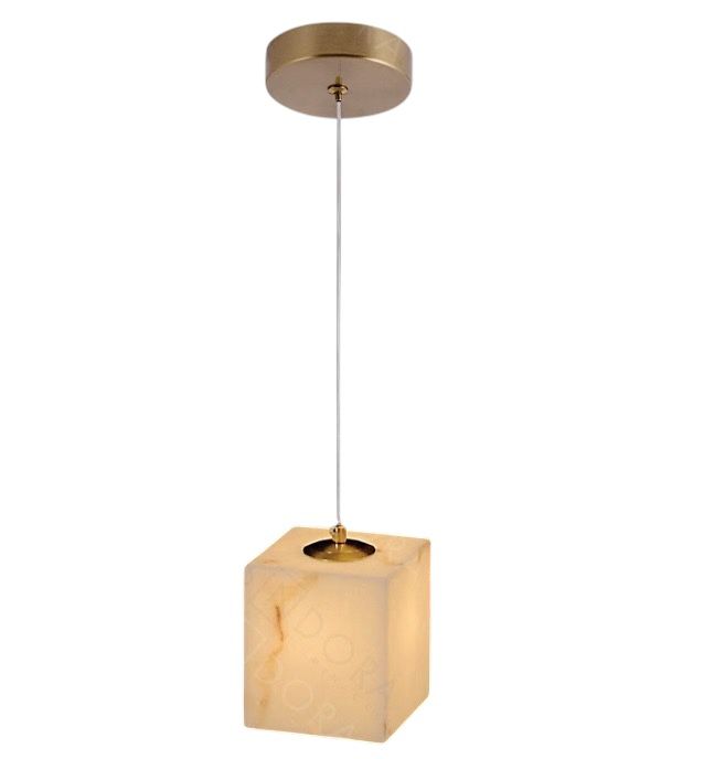 Luminária suspensa de design minimalista, cubo em mármore bege translúcido com base de metal.